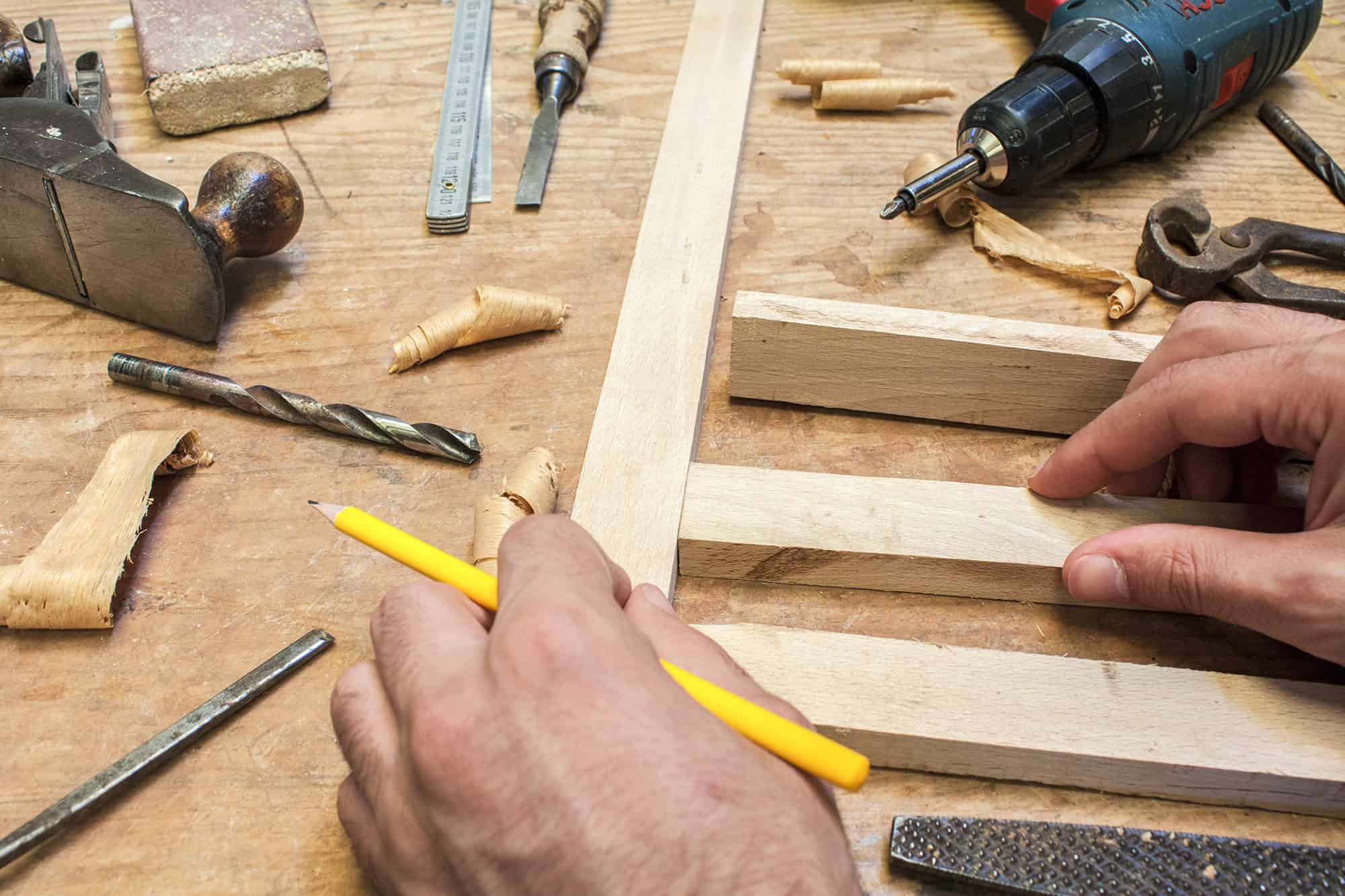 Ремонт и дървени конструкции, дърводелски услуги, Хендимен Варна, домашна ремонтна помощ, дърводобив, дърводелски инструменти, професионално дърводелство Варна, битови ремонти, дървени мебели и конструкции, ремонт на дървени елементи.