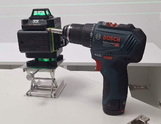 Водоструйна батерия и модерна бормашина Bosch за професионални ремонти и монтажни услуги.