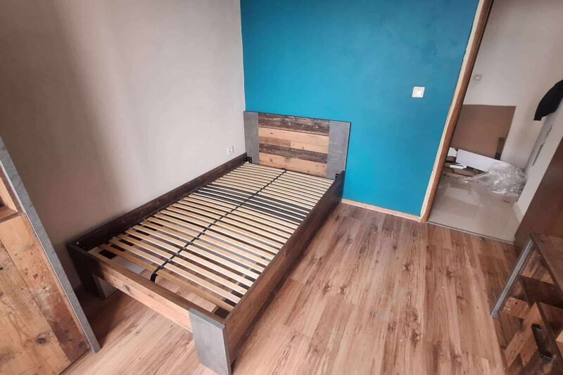 Рамка за легло от дърво и бетон, монтаж и ремонт от Хендимен Варна, професионални услуги в областта на хардуерното обзавеждане и домашен ремонт.