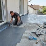 Майстор полага хидроизолация на тераса с лента по прага на балконската врата